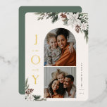 Tarjeta Festiva Con Relieve Metalizado Familia de fotos de Winter Joy 2<br><div class="desc">JOY al mundo,  florido y verde invierno blanco,  arco de vacaciones y cuadro cuadrado 2 tarjeta de foto. Características,  respaldo de color verde sabio sólido con espacio de plantilla para su mensaje de vacaciones personal.</div>