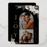 Tarjeta Festiva Con Relieve Metalizado Familia de fotos de Winter Joy 2<br><div class="desc">JOY al mundo,  florido y verde invierno blanco,  arco de vacaciones y cuadro cuadrado 2 tarjeta de foto. Características,  fondo de color negro sólido con espacio de plantilla para tu mensaje personal de vacaciones.</div>