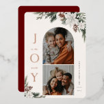 Tarjeta Festiva Con Relieve Metalizado Familia de fotos de Winter Joy 2<br><div class="desc">JOY al mundo,  florido y verde invierno blanco,  arco de vacaciones y cuadro cuadrado 2 tarjeta de foto. Características,  respaldo de color rojo sólido con espacio de plantilla para su mensaje personal de vacaciones.</div>