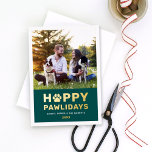 Tarjeta Festiva Con Relieve Metalizado Felices Pawlidays Modern Gold Green Puppy Dog Phot<br><div class="desc">Una tarjeta de fotos festiva para nuevos mascotas y amantes de las mascotas incluye una foto favorita de tu(s) mejor(s) amigo(s) peludo(s) con la moderna y divertida redacción "Happy Pawlidays" con tema canino en la impresión real de Relieve metalizado dorado con acento adorable de papel impreso. Personalice el texto blanco...</div>