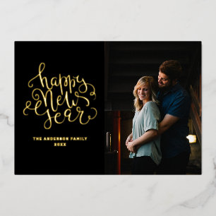 Tarjeta Festiva Con Relieve Metalizado Feliz Año Nuevo. Foto con elegante letra negra y d
