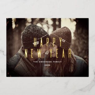 Tarjeta Festiva Con Relieve Metalizado Feliz Año Nuevo. Foto de tipografía simple dorada