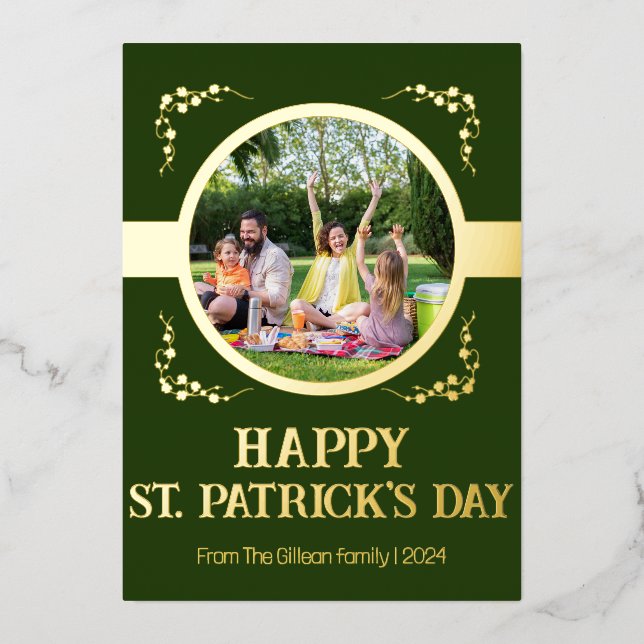 Tarjeta Festiva Con Relieve Metalizado Feliz Día de los Martiritas Familia Shamrock Una f (Anverso)