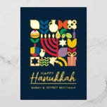Tarjeta Festiva Con Relieve Metalizado Feliz Hanukkah / Chanukah Relieve metalizado de Sa<br><div class="desc">Feliz Hanukkah / Saludos geométricos modernos de Chanukah en verdadero Relieve metalizado dorado en la Marina Oscura. Menorah, Dreidel, Donuts, Stars & Olive oil... Están todos aquí. Símbolos judíos Hanukkah Espacio para agregar tu texto personalizado al frente y al revés. Hebreo al revés dice, "Chanukah Sameach" — Feliz Hanukkah. Esta...</div>
