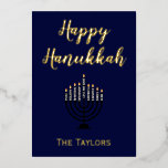 Tarjeta Festiva Con Relieve Metalizado Feliz Hanukkah Menorah<br><div class="desc">Una preciosa tarjeta de saludo para Hanukkah, este diseño presenta "Happy Hanukkah" con un bonito fondo azul. El centro dispone de una menorah con un lugar donde insertar el nombre de la familia en la parte inferior. La parte trasera continúa con un bonito fondo azul. Hay un mensaje de bendición...</div>