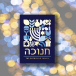 Tarjeta Festiva Con Relieve Metalizado Feliz Hanukkah oro moderno de saludo<br><div class="desc">Hanukkah / Chanukah Azul Blanco y elegante Relieve metalizado dorado real. Tarjeta de patrón geométrico moderno con Menorah, Dreidel, Donuts, Stars & Olive oil... Símbolos Hebreos y Judíos Hanukkah Espacio para agregar tu texto personalizado al frente y al revés. Felices deseos de Hanukkah. El hebreo en el frente dice "Chanukah"....</div>