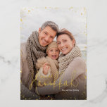 Tarjeta Festiva Con Relieve Metalizado Feliz Hanukkah | Superposición de fotos de Gold Gl<br><div class="desc">Personalizado económico imprimió tarjetas de fotos de vacaciones con acentos de Relieve metalizado oro real. Este diseño moderno de moda tiene un borde superpuesto de fotos purpurinas doradas y una tipografía de escritura elegante. El texto dice "Feliz Hanukkah". Personalízalo con tu foto y agrega tu apellido y el año. El...</div>
