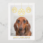 Tarjeta Festiva Con Relieve Metalizado Feliz Howlidays Moderno Simple Foto de Perro<br><div class="desc">Difunde alegría navideña con esta divertida tarjeta de Navidad moderna de “Feliz Howlidays” con auténtico foil dorado,  plateado o rosa</div>