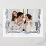 Tarjeta Festiva Con Relieve Metalizado Feliz marco de Hanukkah foto de la luz<br><div class="desc">Una corona de hojas brillantes de laurel de Relieve metalizado plateado y puntos abstractos de luz encuadran tu foto para una tarjeta Hanukkah blanca clásica. No olvides personalizar esta tarjeta plana con tus nombres y mensajes personales al revés.</div>