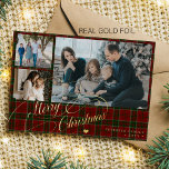 Tarjeta Festiva Con Relieve Metalizado Feliz Navidad 3 fotos elegante guión platillo rojo<br><div class="desc">Elegante elegante Feliz Navidad real Relieve metalizado oro clásico guión de caligrafía de tres fotos de familia cartón de vacaciones de lujo estilo rústico de plaid rojo color verde con tu personalizado texto personalizado en ambos lados. El color del Relieve metalizado es cambiable: se puede elegir oro, plata o oro...</div>