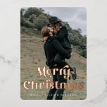 Tarjeta Festiva Con Relieve Metalizado Feliz Navidad Audaz Tipo de letra vintage<br><div class="desc">Difunde alegría de vacaciones con esta tarjeta de Navidades de Relieve metalizado que presenta un audaz tipo de letra inspirado en la cosecha. Simplemente personalizar con tu foto y texto o abre la Herramienta de diseño para más cambios.</div>
