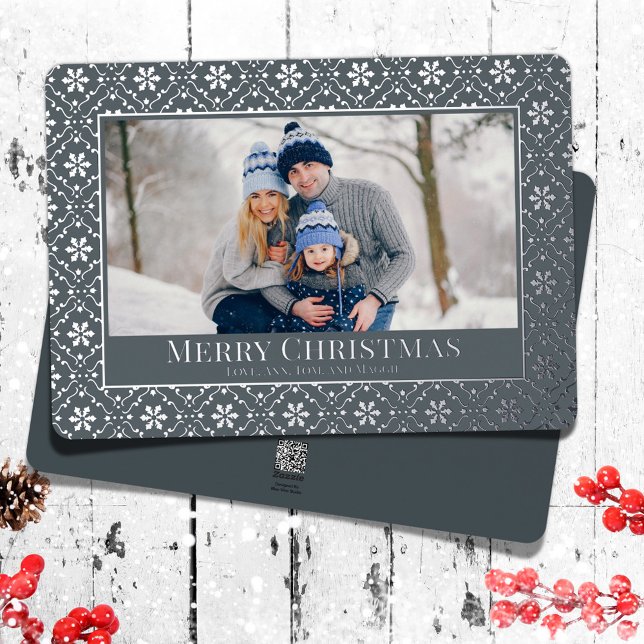 Tarjeta Festiva Con Relieve Metalizado Feliz Navidad Copo de nieve Elegante Plata 1 Foto (Merry Christmas real foil silver snowflakes and navy blue background.)