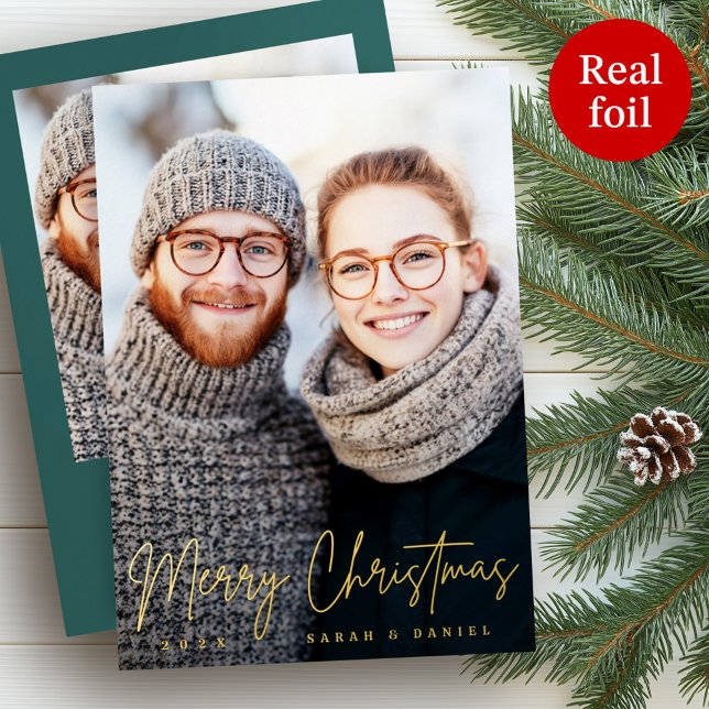 Tarjeta Festiva Con Relieve Metalizado Feliz Navidad elegante guión pino foto verde (Merry Christmas elegant script pine green photo Foil Holiday Card)