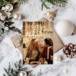 Tarjeta Festiva Con Relieve Metalizado Feliz Navidad Moderno 2 Fotografía familiar Oro<br><div class="desc">Elegancia en cada detalle: Tarjeta de Navidades personalizada con Relieve metalizado dorado real Eleva tus saludos de vacaciones con nuestra Tarjeta de Navidades Personalizada, una obra maestra de la elegancia moderna. Presentando su preciada foto familiar en la parte delantera, junto con el prominente saludo "Feliz Navidad" en Relieve metalizado de...</div>