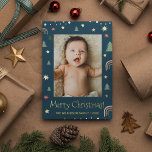 Tarjeta Festiva Con Relieve Metalizado Feliz Navidad Moderno Escándalo Personalizado azul<br><div class="desc">Muestra una foto familiar memorable personalizando la imagen de esta tarjeta de vacaciones Modern Merry Christmas, de fondo azul oscuro con un escandaloso arte de ilustracion de pino, estrellas y arcos. El verdadero Relieve metalizado dorado realza el aspecto de esta carta. Envíe una tarjeta especial esta temporada con su apellido...</div>