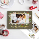 Tarjeta Festiva Con Relieve Metalizado Feliz Navidad Olive Green Gold Elegant Script<br><div class="desc">La tarjeta navideña "Feliz Navidad" presenta un diseño floral de hojas verdes y bayas de vacaciones con elegante y moderno texto de bienvenida de Relieve metalizado dorado y marco alrededor de la imagen. Personalice el texto simple con una firma familiar y el año, y elija incluir un mensaje adicional en...</div>