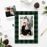 Tarjeta Festiva Con Relieve Metalizado Feliz Navidad Verde y Oro Tartán foto<br><div class="desc">Esta elegante y moderna tarjeta personalizado de ferias navideñas presenta un retrato fotográfico enmarcado por una moda rústica de color verde oscuro y manta negra de lona escocesa con verdaderos acentos de Relieve metalizado dorado. Personalice con su elección de saludo de vacaciones, la firma familiar moderna en escritura de escritura,...</div>
