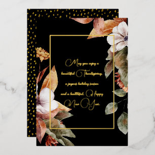 Tarjeta Festiva Con Relieve Metalizado Flores y Hojas de Otoño Elegantes Escritura en Oro