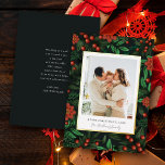Tarjeta Festiva Con Relieve Metalizado Foliage de invierno Holly Berries Merry Christmas<br><div class="desc">Eleva tus saludos de vacaciones con nuestra tarjeta de Navidades de fotos de Relieve metalizado. El telón de fondo, adornado con follaje de invierno y bayas huecas, desprende elegancia. Un dominó blanco con un refinado borde dorado le da un toque de opulencia. Personalízalo con tu foto familiar y sentidos deseos...</div>