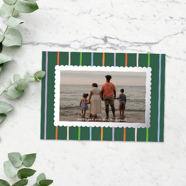 Tarjeta Festiva Con Relieve Metalizado Fondo simple de rayas y vieiras Fotografía (cheerful striped happy new year card with silver foil scalloped frame around landscape photo)