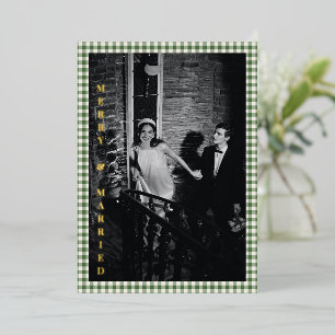 Tarjeta Festiva Con Relieve Metalizado Foto de Boda Feliz Casada Gingham Verde Dorado