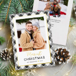 Tarjeta Festiva Con Relieve Metalizado Foto de Navidades de escúfalos negros modernos<br><div class="desc">La moderna y festiva tarjeta de vacaciones de plaid cuenta con una foto vertical favorita enmarcada por un borde y acentos de Relieve metalizado de oro real y color de agua pintado a mano color negro y blanco de la manta de búfalo manchado de fondo. Personalice el texto personalizado "Navidades...</div>