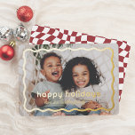 Tarjeta Festiva Con Relieve Metalizado Foto de Navidades retro modernos de la frontera on<br><div class="desc">¡Dale a tus Navidades cartas un brillo con oro real, plata o Relieve metalizado de oro subió! Esta tarjeta de Relieve metalizado de vacaciones incluye tu foto favorita enmarcada por un borde de Relieve metalizado real ondulado y ondulado. "Felices fiestas", prensadas de Relieve metalizado, está escrito en una tipografía lúdica,...</div>