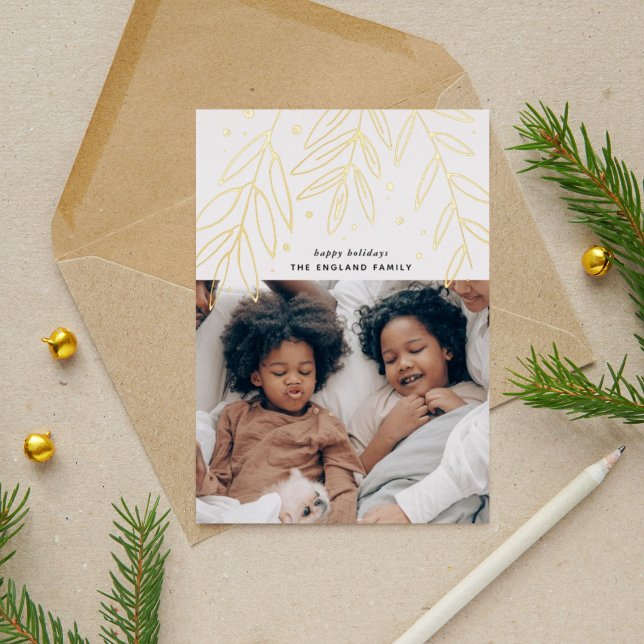 Tarjeta Festiva Con Relieve Metalizado Foto de oro de los sorbos botánicos (Hand-drawn meets gold foil with these beautiful foliage springs that frame your holiday photo card.)