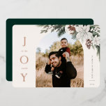 Tarjeta Festiva Con Relieve Metalizado Foto de Winter Joy Arch<br><div class="desc">JOY al mundo,  florido y verde invierno,  tarjeta fotográfica de arcos de vacaciones. Características,  respaldo de color verde sólido con espacio de plantilla para su mensaje personal de vacaciones.</div>