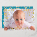 Tarjeta Festiva Con Relieve Metalizado Foto del bebé 1Estrella Hanukkah de David Real Gol<br><div class="desc">"Mi primer Hanukkah". Una imagen divertida de auténticos copos de nieve de Relieve metalizado dorado, Estrellas de David y tipografía manuscrita de escritura, sobre la foto de tu elección, te ayuda a iniciar Hanukkah y Año Nuevo. En la parte posterior, los copos de nieve de oro fino con champán superponen...</div>