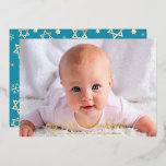 Tarjeta Festiva Con Relieve Metalizado Foto del bebé 1Estrella Hanukkah de David Real Gol<br><div class="desc">"Mi primer Hanukkah". Una imagen divertida de auténticos copos de nieve de Relieve metalizado dorado, Estrellas de David y tipografía manuscrita de escritura, sobre la foto de tu elección, te ayuda a iniciar Hanukkah y Año Nuevo. En la parte posterior, los copos de nieve de oro fino con champán superponen...</div>