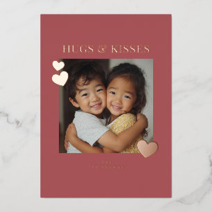 Tarjeta Festiva Con Relieve Metalizado Foto del Corazón con Abrazos y Besos Dulces