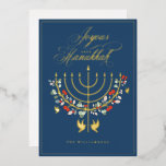 Tarjeta Festiva Con Relieve Metalizado Foto del festival Menorah Candle<br><div class="desc">Joyous Hanukkah, envía tus deseos de Hanukkah a tu familia y amigos con nuestra hermosa tarjeta de foto de personalizable. Nuestro diseño cuenta con una hermosa vela menorah dibujada a mano en rosa falso dorado decorado con hermosas flores y hojas festivas. Las palomas también están incorporadas a este bonito diseño...</div>