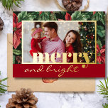 Tarjeta Festiva Con Relieve Metalizado Foto familiar en oro de flores de Poinsettia<br><div class="desc">Familia de Navidades de tipografía mora y brillante Foto en acuarela Poinsettia flor fondo patrón.</div>