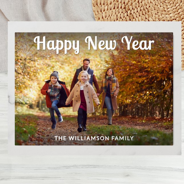 Tarjeta Festiva Con Relieve Metalizado Foto Familiar Personalizada de Feliz Año Nuevo (A 'Happy New Year' greeting card with custom photo and name, with elegant foil detail)