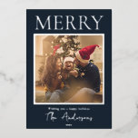 Tarjeta Festiva Con Relieve Metalizado Foto Merry Simple Modern Minimal<br><div class="desc">Crea tus propias tarjetas de vacaciones personalizadas esta temporada festiva. Simplemente agrega tu foto familiar favorita a esta plantilla de tarjeta de Navidades.</div>
