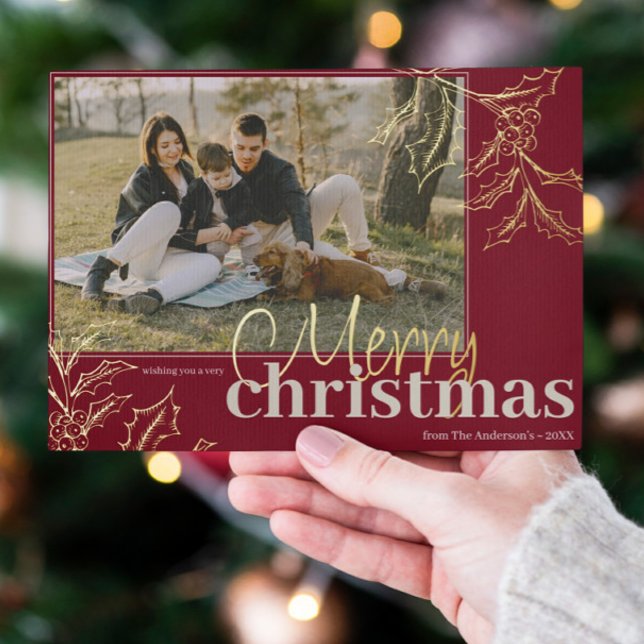 Tarjeta Festiva Con Relieve Metalizado Foto personalizado Feliz Navidad Red Holly Berry G (Custom Photo Merry Christmas Red Holly Berry Gold Foil Holiday Card)