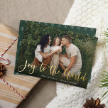 Tarjeta Festiva Con Relieve Metalizado Foto superpuesta alegre<br><div class="desc">Crea tus tarjetas fotográficas de vacaciones rápida y fácilmente con este diseño sencillo y elegante. La tarjeta muestra tu foto horizontal o paisajística favorita en todo el sangrado, con "alegría para el mundo" colocada en letras de Relieve metalizado dorado. Personaliza con tus nombres y el año que pasa abajo. Las...</div>