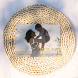 Tarjeta Festiva Con Relieve Metalizado Foto temática de Seas and Greetings Beach<br><div class="desc">Cute "Seas and Greetings" foto tarjeta de vacaciones incluye una foto frontal completa con el guión real de "mares y saludos" de Relieve metalizado, y tu nombre y año. Dos gaviotas cálidas enmarcan tu foto. La parte trasera es un ilustracion acuático divertido con faro y productos básicos de playa para...</div>