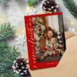 Tarjeta Festiva Con Relieve Metalizado Fotografía de Red Gold Calligraphy Feliz Navidad<br><div class="desc">Elegantes Navidades rojos y dorados con tarjeta personalizada con una foto y su nombre familiar en Relieve metalizado dorado. Navidades de fotografía modernos con tarjeta roja con caligrafía de Relieve metalizado dorado.</div>