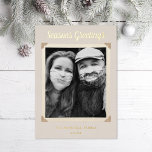 Tarjeta Festiva Con Relieve Metalizado Fotograma fotográfico vintage Retro Saludo de oro<br><div class="desc">Diseño sencillo pero elegante con saludo editable y colores. El patrón de respaldo es opcional. Personalizar el color del Relieve metalizado y el color posterior. Borra el patrón de copo de nieve si lo desea para agregar tu propio mensaje.</div>