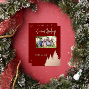 Tarjeta Festiva Con Relieve Metalizado Fotos de árboles de navidad en rojo profundo y Ros