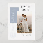 Tarjeta Festiva Con Relieve Metalizado Fotos de la moderna Happy Hanukkah Love Light<br><div class="desc">Agrega tu foto favorita a esta tarjeta Happy Hanukkah. Todos los campos de texto son editables. Un diseño moderno con un saludo atrevido. Personalice con su apellido y un personalizar el mensaje personal al revés. Un diseño moderno que tus amigos y familia con amor.</div>