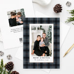 Tarjeta Festiva Con Relieve Metalizado Fotos de Oro Tartan Plaid, Rosa de Feliz Navidad<br><div class="desc">Esta elegante y moderna tarjeta personalizado de ferias navideñas presenta una foto retrato enmarcada por una moda rústica de pizarra azul gris y tartán negro trenzado con verdaderos acentos de Relieve metalizado dorado. Personalice con su elección de saludo de vacaciones, la firma familiar moderna en escritura de escritura, el año,...</div>