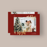 Tarjeta Festiva Con Relieve Metalizado Fotos en rojo de guión de pincel brillante de merr<br><div class="desc">La tarjeta de navidades incluye caligrafía de escritura de pincel moderna.</div>