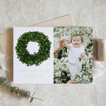 Tarjeta Festiva Con Relieve Metalizado Fotos navideñas de Wreath de Boxwood pintada a man<br><div class="desc">Feliz Navidad! Envíe saludos de vacaciones a la familia y amigos con esta tarjeta de foto clásica de Navidad de Relieve metalizado dorado. Presenta una corona de paja pintada a mano con una tipografía simple. Personalizar agregando sus detalles y fotos. Esta tarjeta de Navidades de flores verdes está disponible en...</div>