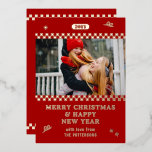 Tarjeta Festiva Con Relieve Metalizado Fotos rojas retro de navidad personalizada<br><div class="desc">Feria Navidad Retro Foto Roja Personalizada Nombre Familia Moderno Navidades de Relieve metalizado Tarjetas de Navidad incluye una foto favorita con el texto "Feliz Navidad y Feliz Año Nuevo" en la tipografía moderna de escritura de Relieve metalizado. Perfecto para que los Navidades los envíen a sus amigos y familiares. Diseñado...</div>