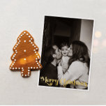 Tarjeta Festiva Con Relieve Metalizado Fotos verticales simples clásicas Feliz Navidad<br><div class="desc">Celebre la temporada con esta foto vertical única y clásica, con una tarjeta de vacaciones de Relieve metalizado de oro de Feliz Navidad con un toque de encanto vintage. El diseño minimalista muestra una elegante paleta de colores dorados que evoca el espíritu acogedor del invierno. Su atractivo moderno, combinado con...</div>