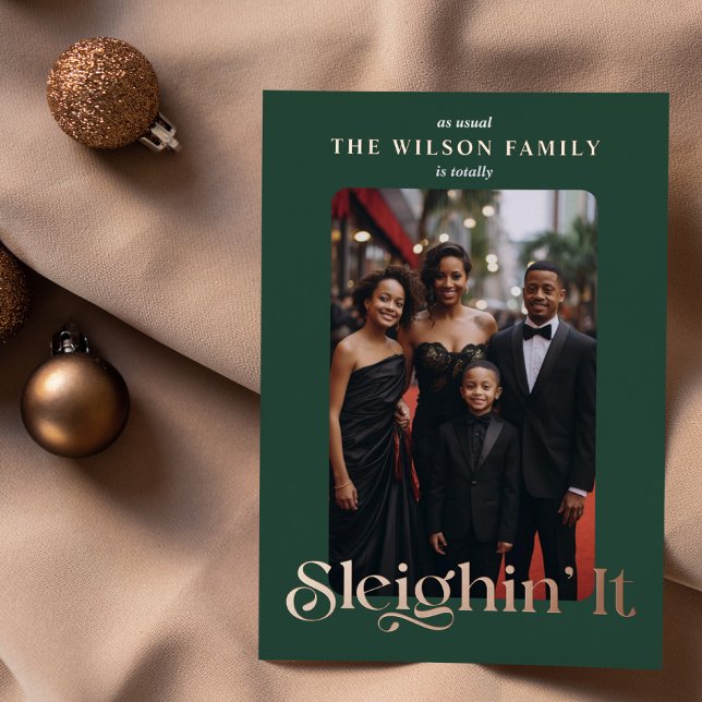 Tarjeta Festiva Con Relieve Metalizado Fun Emerald Green Sleighin It Family Photo (Subido por el creador)