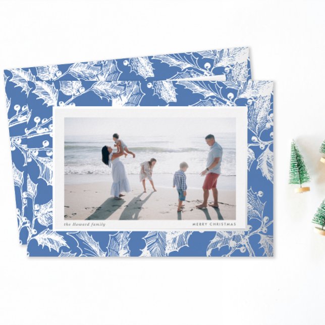 Tarjeta Festiva Con Relieve Metalizado Gilly Frame Grandmillennial Family (holiday photo card traditional holly branch etching border in silver foil on French blue)